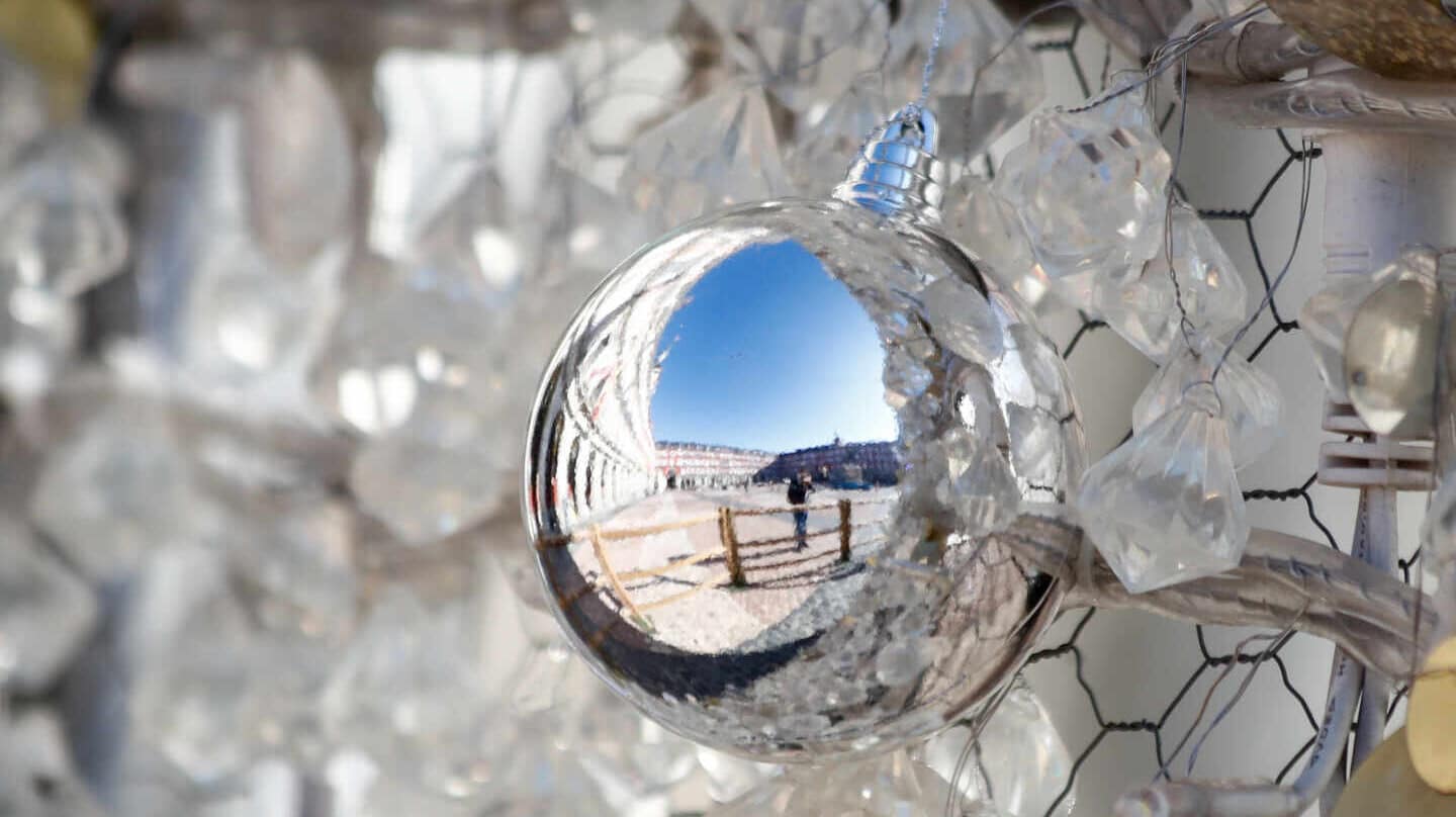 Reflejo de la plaza Mayor en un adorno del árbol de Navidad