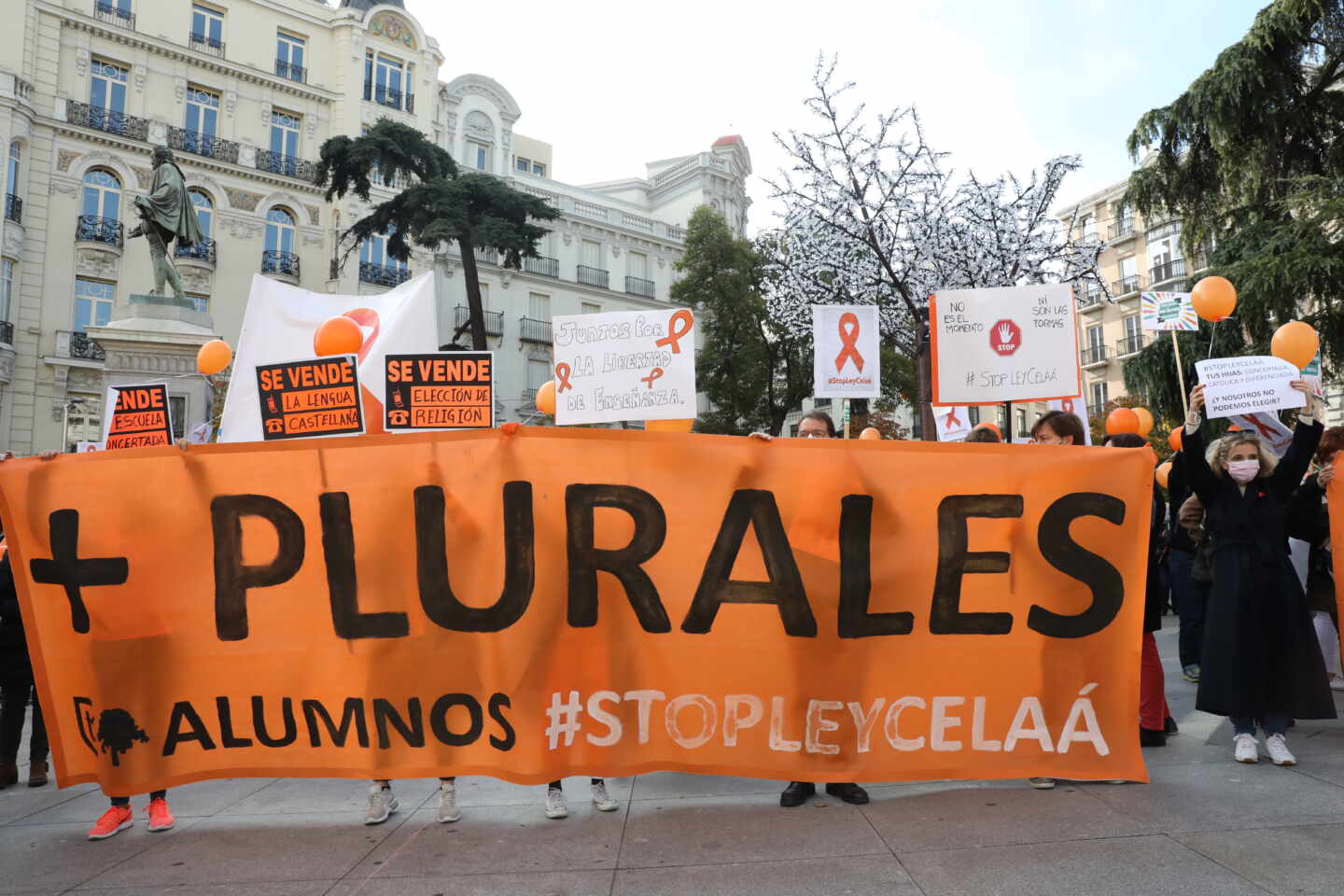 Manifestación contra la Ley Celaá ante el Congreso.