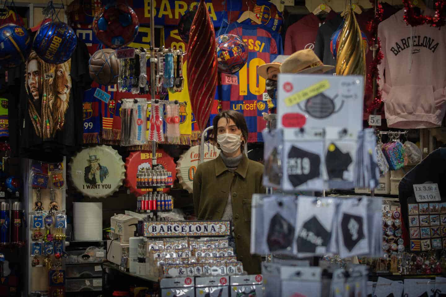 Una mujer en una tienda turística en Barcelona, Cataluña.