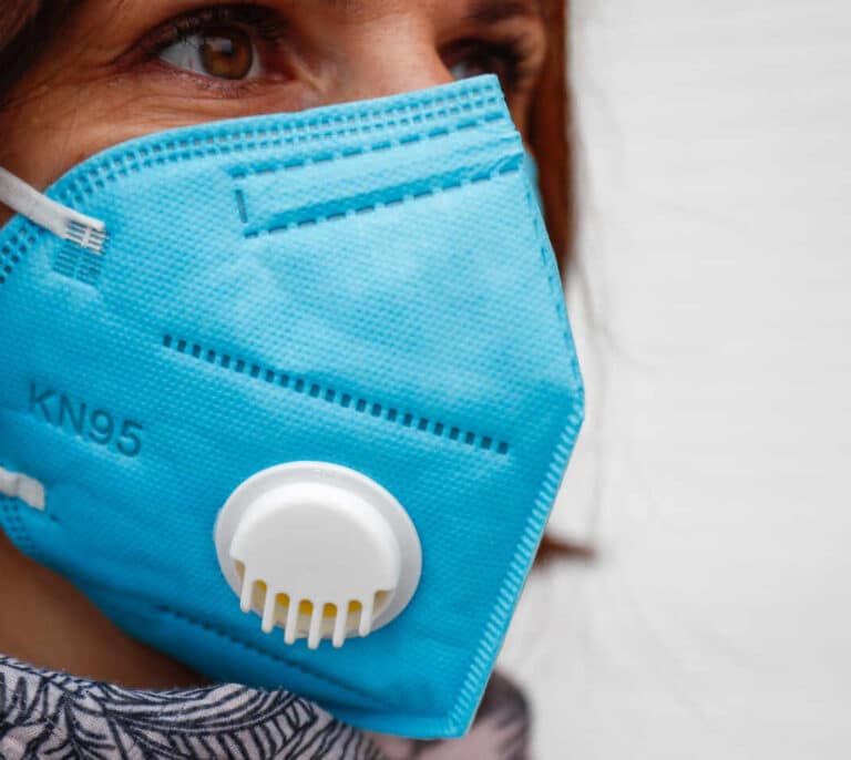 Consumo prohibirá las mascarillas con válvula contra el coronavirus