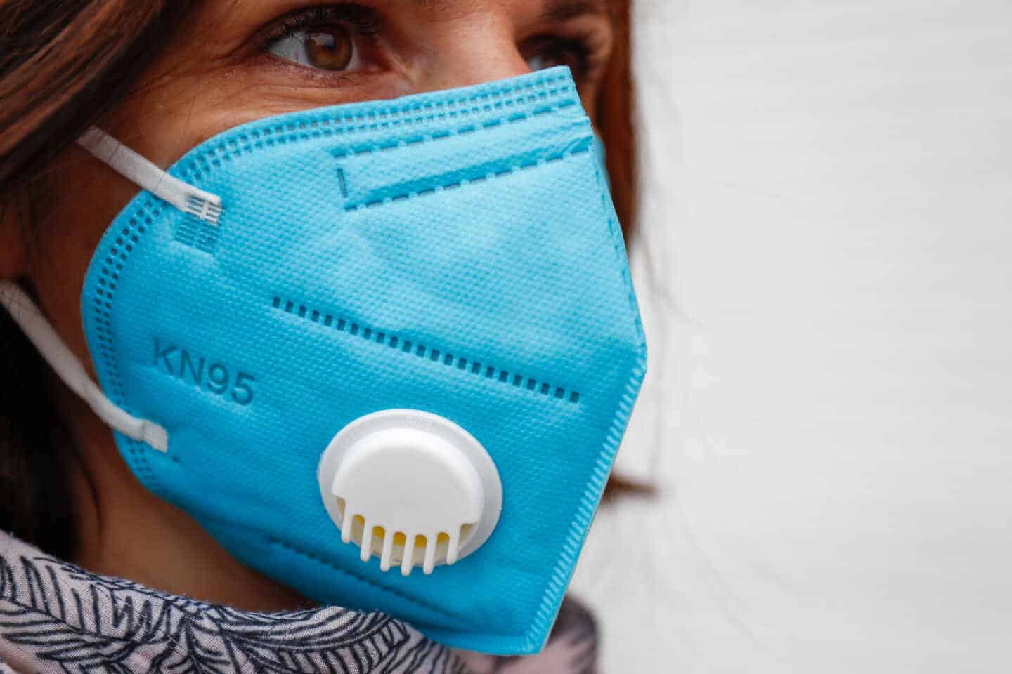 Mujer usando una mascarilla al aire libre