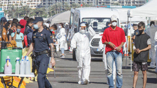 El trato de Interior a los policías que atienden a los migrantes en Canarias llega a Bruselas Un policía nacional, la semana pasada en el muelle grancanario de Arguineguín.