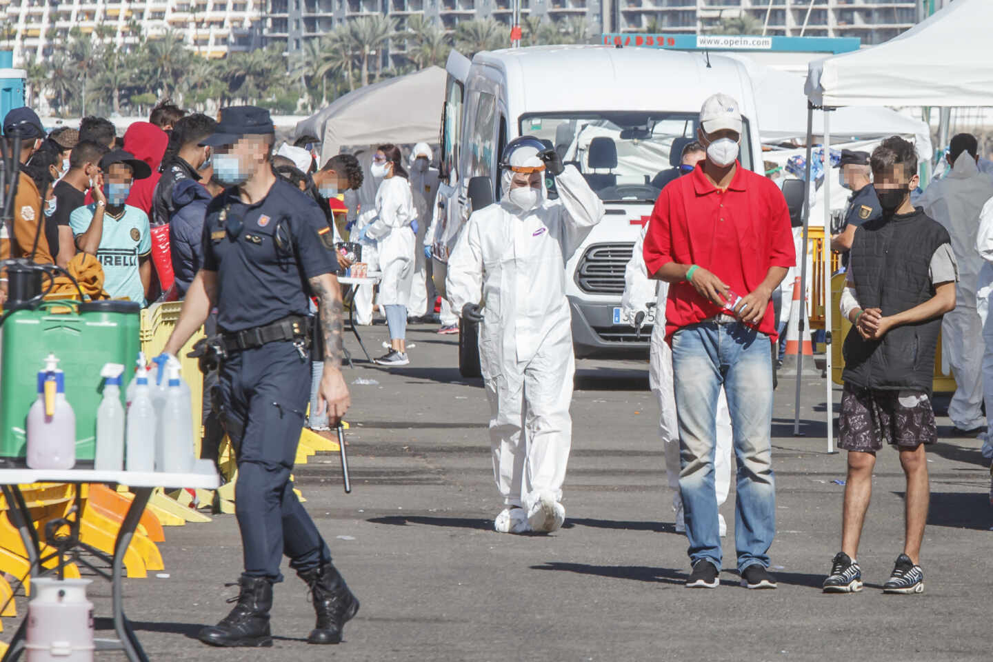 Un policía nacional, la semana pasada en el muelle grancanario de Arguineguín.