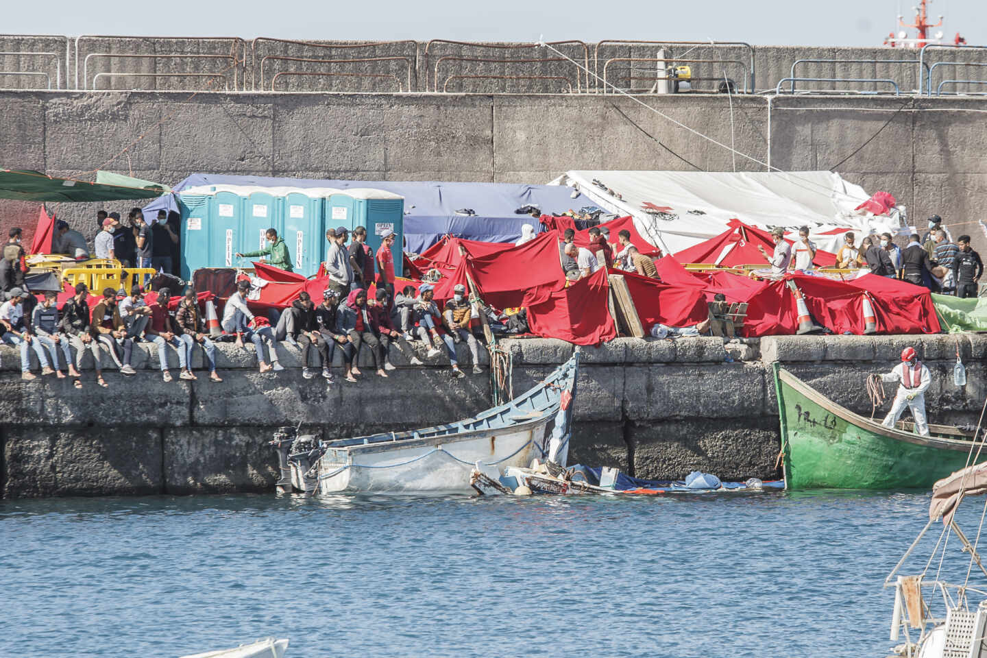 Más de 2.300 inmigrantes, hacinados en el Muelle de Arguineguín