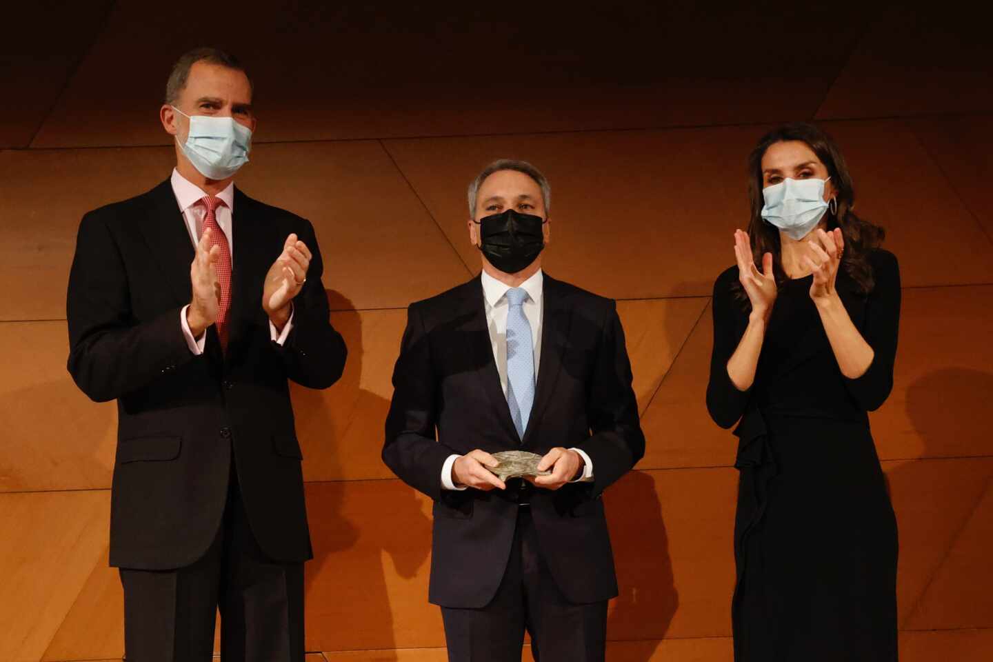 Los Reyes Felipe y Letizia entregan el Premio Francisco Cerecedo al periodista Vicente Vallés,