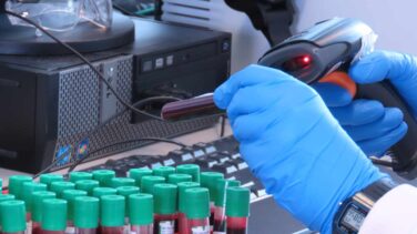 Un adenovirus de chimpancé: cómo funciona la vacuna de Oxford y en qué se diferencia de Moderna y Pfizer