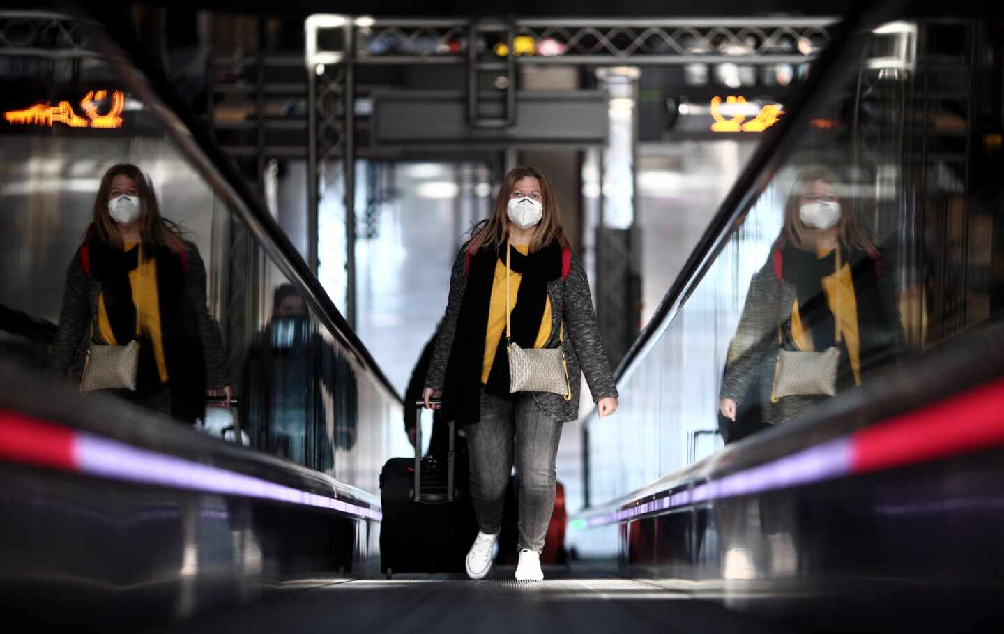 Una pasajera llega a Barajas.