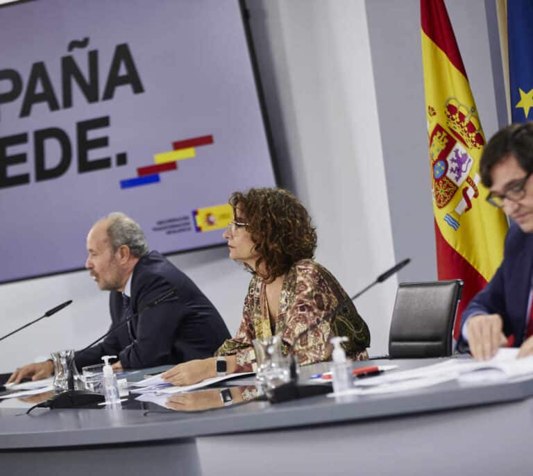 El Gobierno prevé empezar a vacunar en enero en las residencias y en verano a gran escala