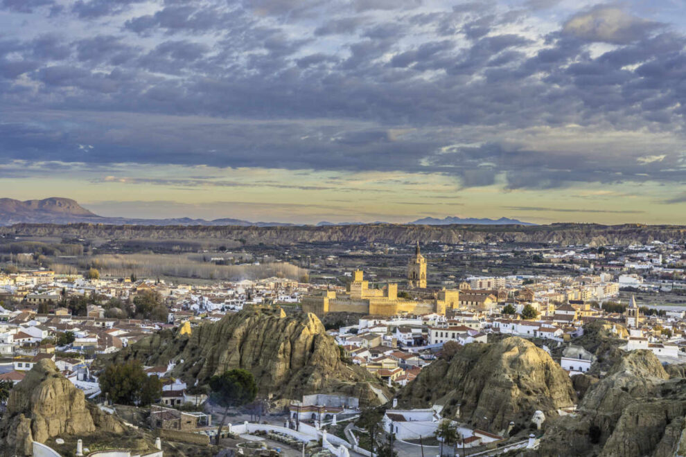 Paisaje y vistas de Guadix, Granada, con su Catedral, la Alcazaba y el barrio de cuevas.