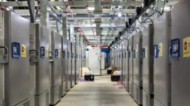 Maletines, hielo seco y sensores térmicos: el reto de mantener la vacuna a -70 grados