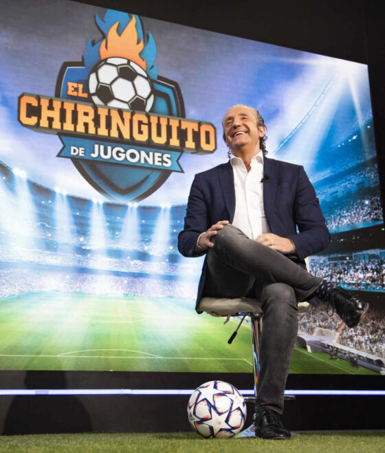 El presentador Josep Pedrerol, durante la entrevista con El Independiente en el plató de El Chiringuito