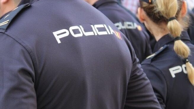 Detenido un joven que encerraba a su madre mientras hacía fiestas con amigos Un grupo de policías nacionales, en formación.