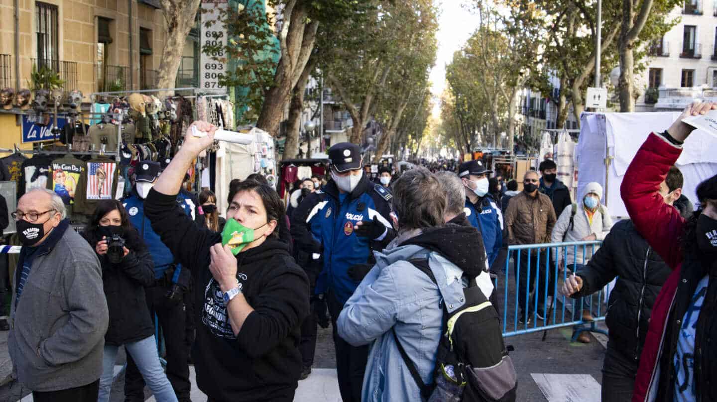 Un acceso cortado desata las protestas de los vendedores del Rastro