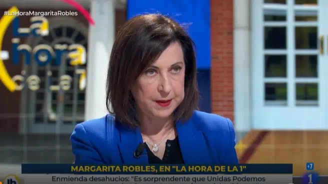 Robles recuerda a Iglesias que el presidente es Sánchez y critica que Podemos actúe como Gobierno y oposición