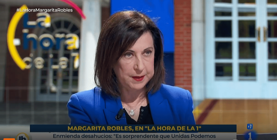 Robles recuerda a Iglesias que el presidente es Sánchez y critica que Podemos actúe como Gobierno y oposición