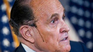 El abogado de Trump suda tinta al exponer su teoría conspirativa sobre las elecciones