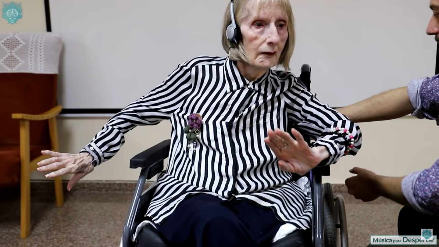 La conmovedora reacción de una exbailarina profesional con alzheimer al escuchar 'El lago de los cisnes'