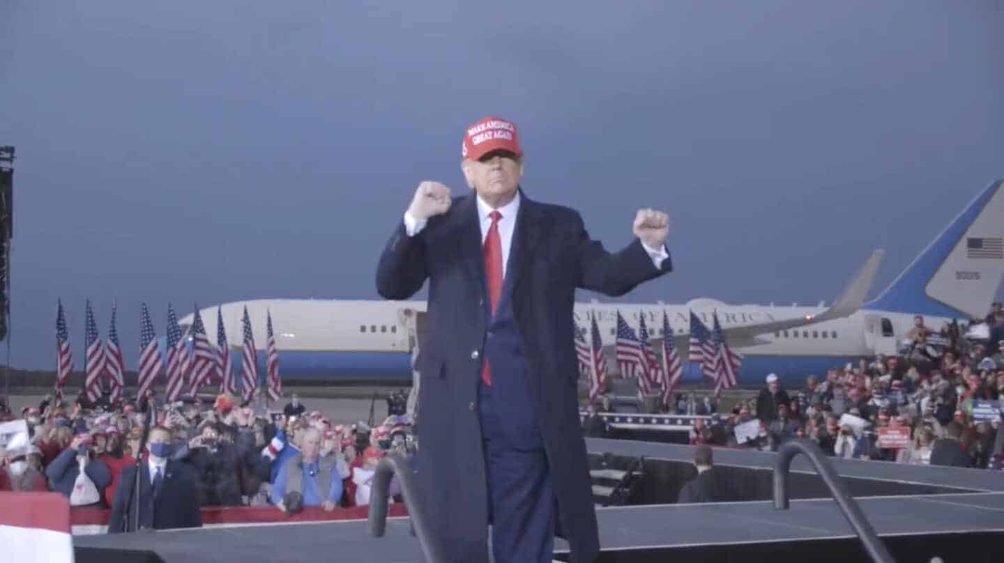Trump bailando en el vídeo promocional