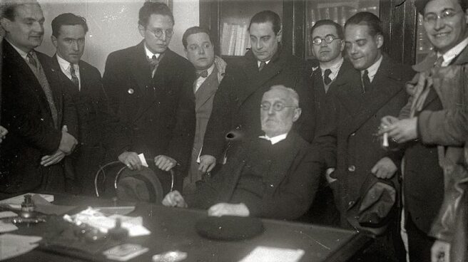 Miguel de Unamuno, sentado, en una imagen de 1930.