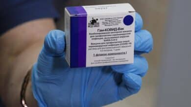 Rusia asegura que su vacuna es más eficaz que la de Pfizer