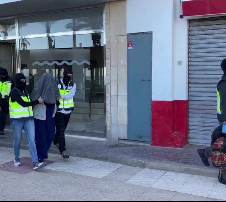 La Policía detiene en Valencia a una joven española que planeaba viajar a Siria para unirse a Daesh