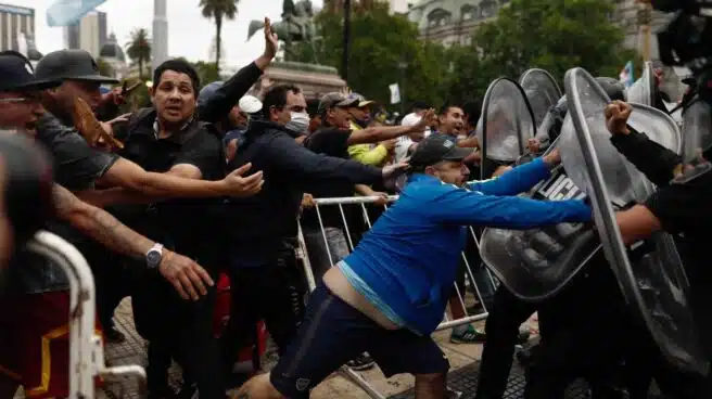 Aglomeraciones y choques con la policía en el velatorio de Maradona en Buenos Aires