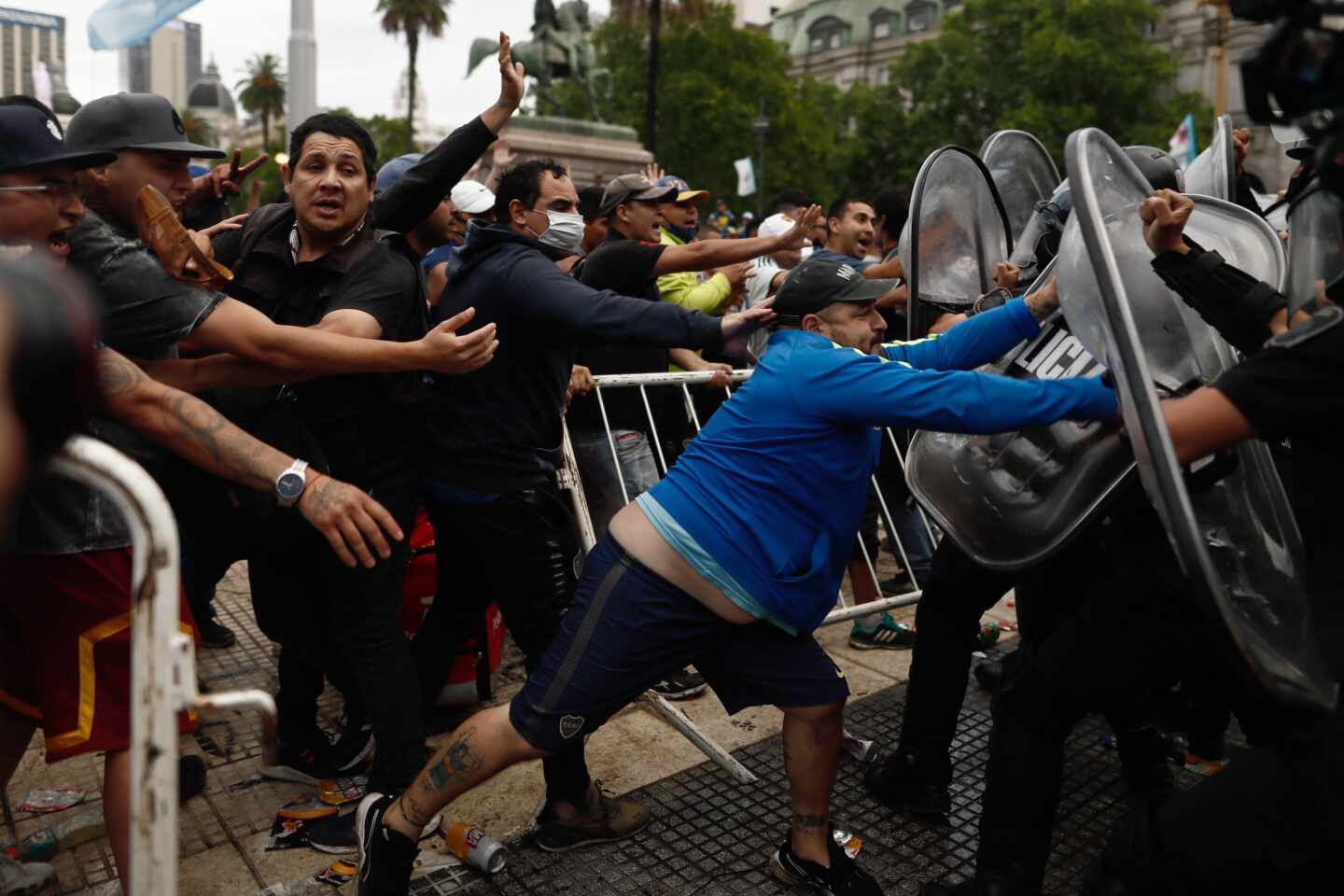Aglomeraciones y choques con la policía en el velatorio de Maradona en Buenos Aires