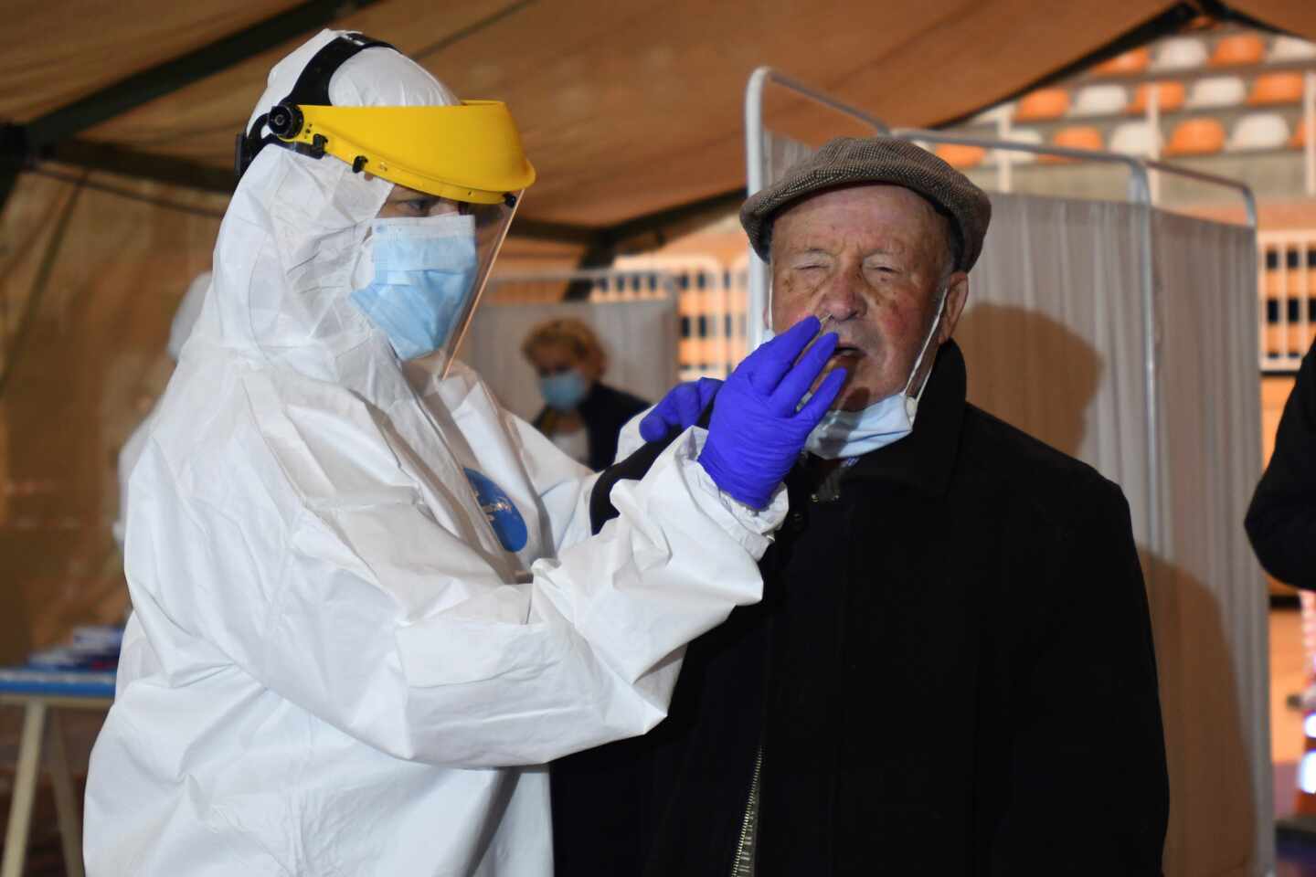 Un vecino se somete a un test de antígenos en San Andrés del Rabanedo (León).