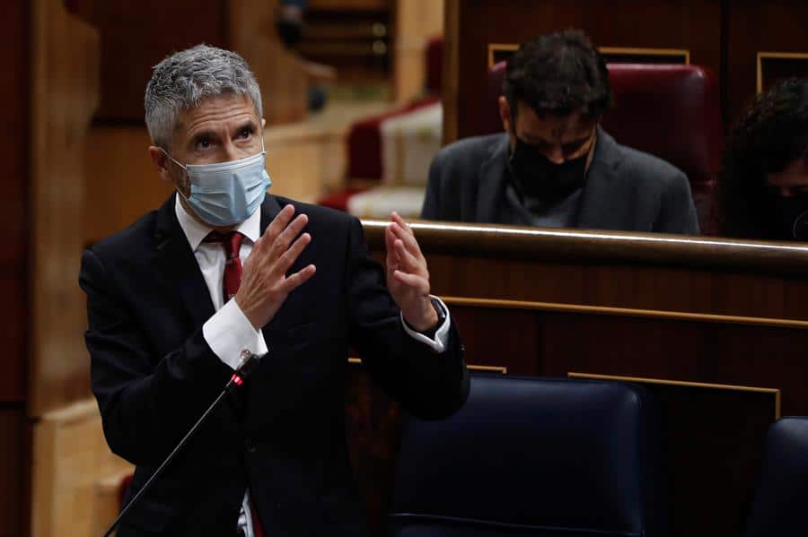 Marlaska se niega a dimitir pese al "polvorín" de la crisis migratoria en Canarias