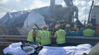 El angustioso rescate de un conductor de una furgoneta atrapado bajo un camión de grava