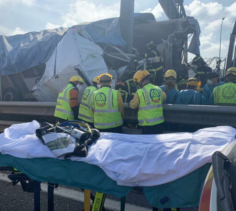 El angustioso rescate de un conductor de una furgoneta atrapado bajo un camión de grava