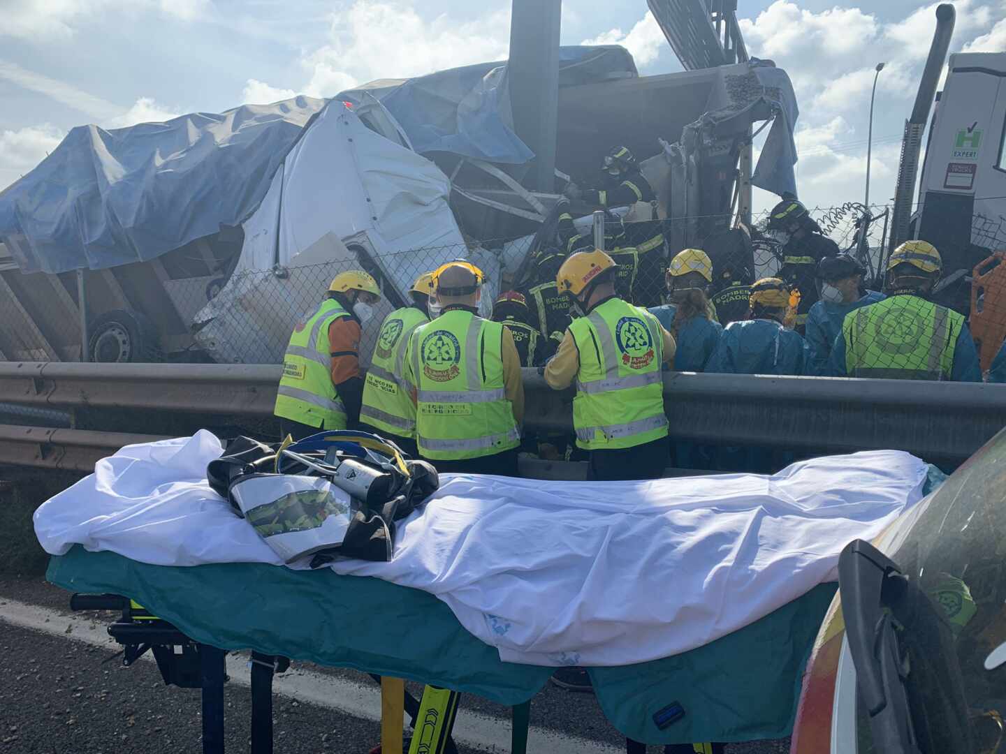 El angustioso rescate de un conductor de una furgoneta atrapado bajo un camión de grava