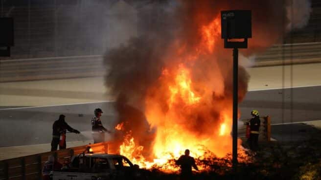 Incendio tras el brutal accidente de Romain Grosjean en el Gran Premio de Bahrein. Incendio tras el brutal accidente de Romain Grosjean en el Gran Premio de Bahrein.