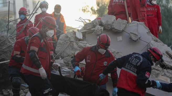 Rescate de una víctima del terremoto de Turquía.