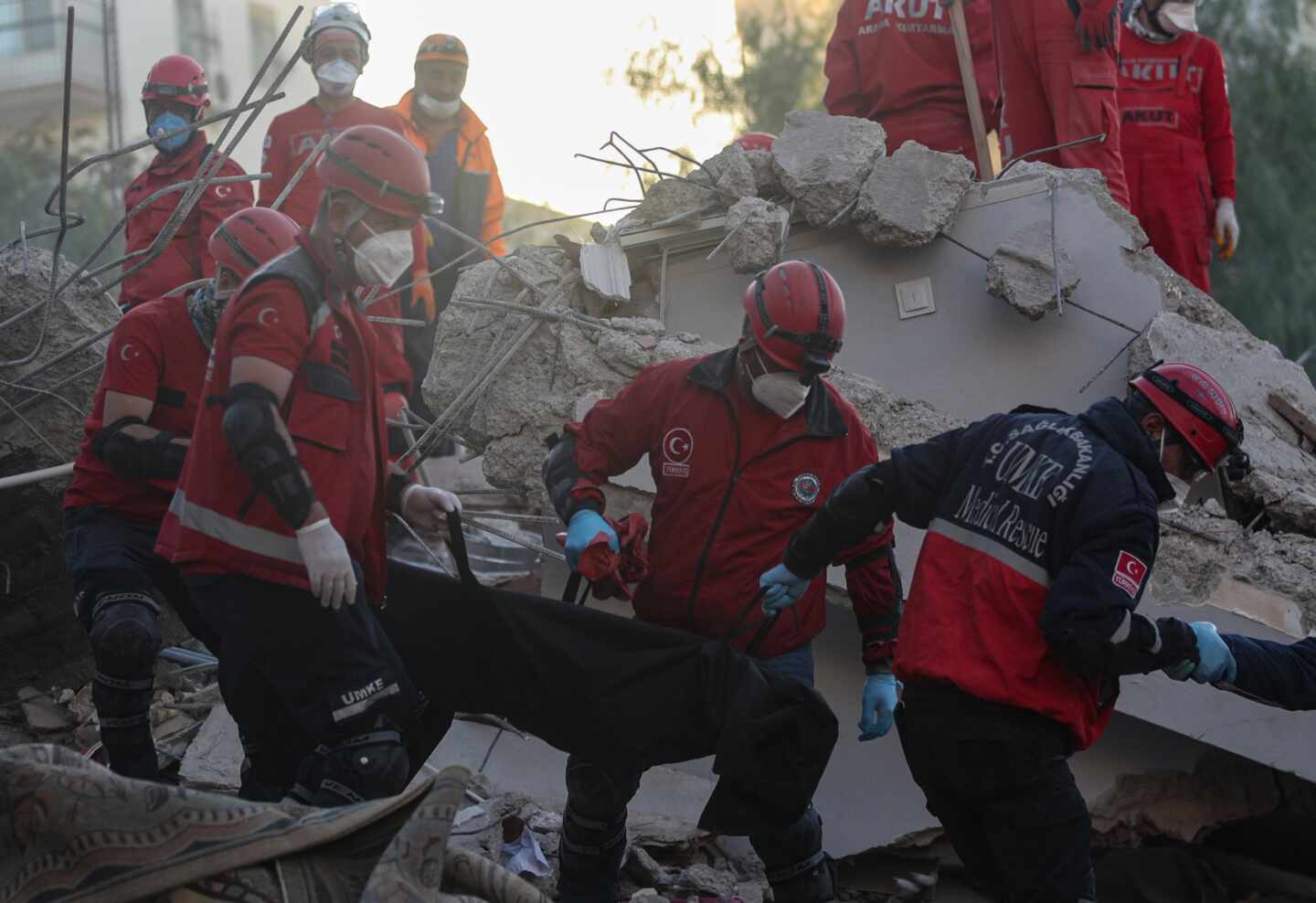 Rescate de una víctima del terremoto de Turquía.