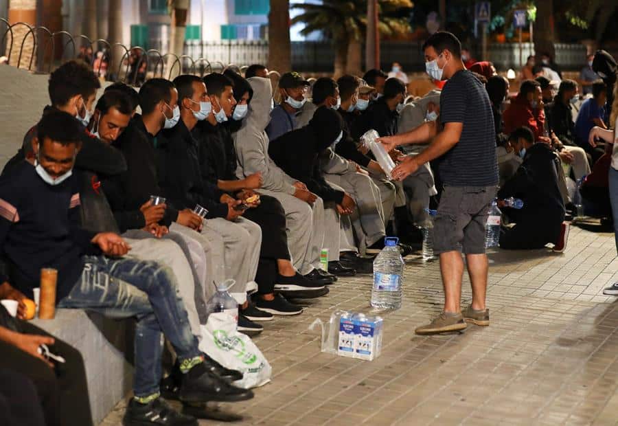 Inmigrantes frente a la delegación del Gobierno en Las Palmas de Gran Canaria.