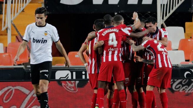 Los jugadores del Atlético de Madrid celebran el gol de la victoria frente al Valencia. Los jugadores del Atlético de Madrid celebran el gol de la victoria frente al Valencia.