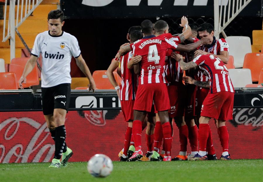 Los jugadores del Atlético de Madrid celebran el gol de la victoria frente al Valencia.