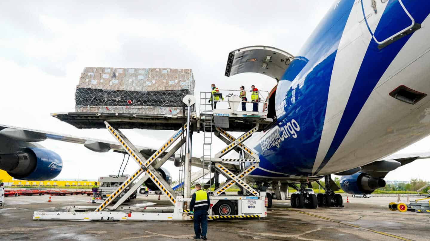 Operarios del aeropuerto Madrid-Barajas descargan mercancía de un avión procedente de China la pasada primavera.