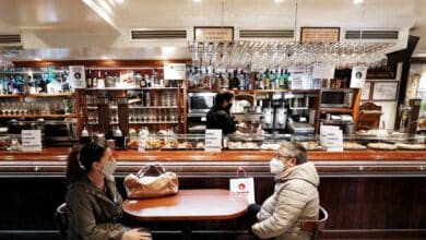 Sanidad y las comunidades aprueban la recomendación de cerrar el interior de los bares en zonas con una incidencia superior a 150