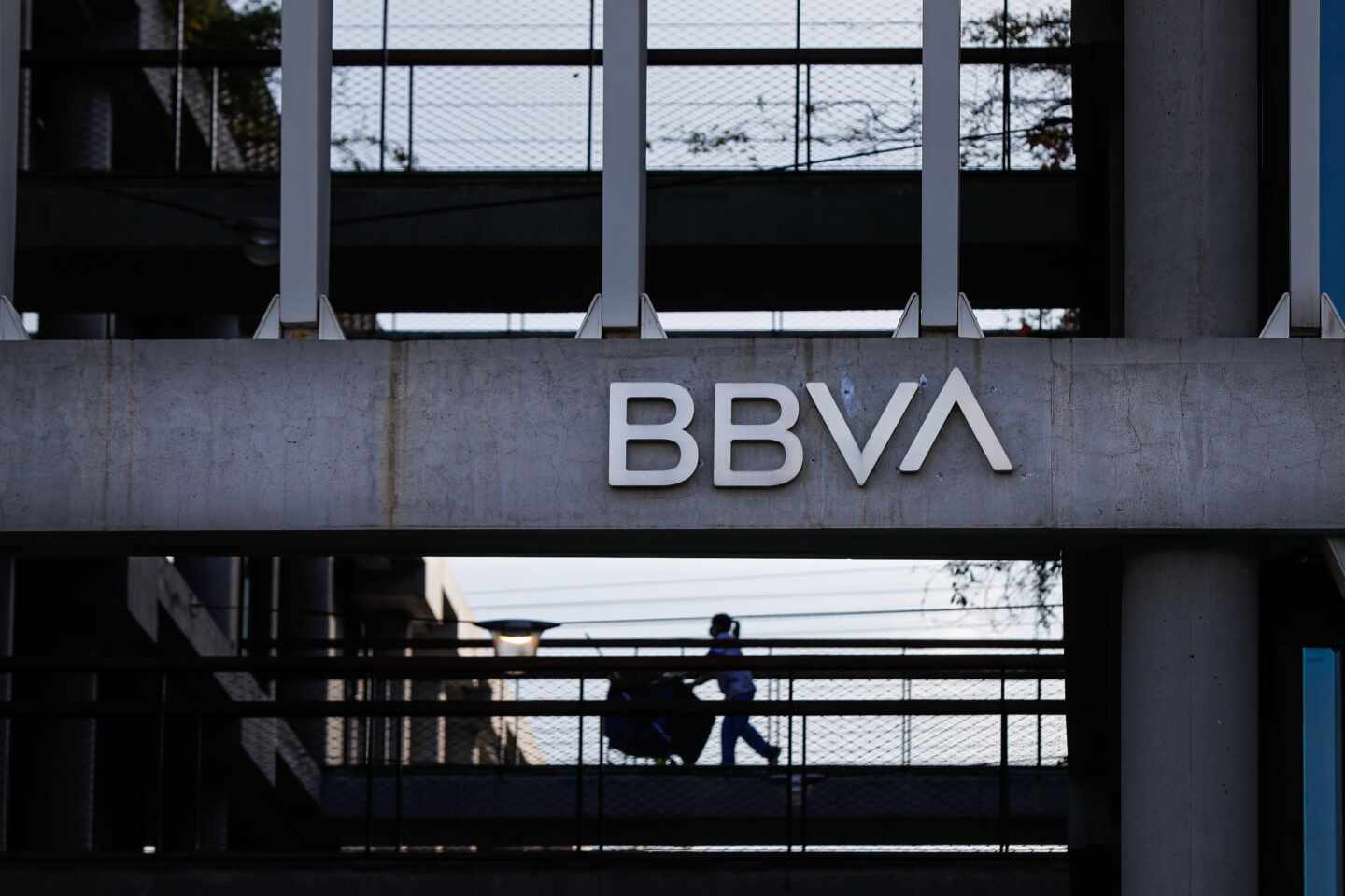 BBVA amplió su brecha salarial entre hombres y mujeres en 2022