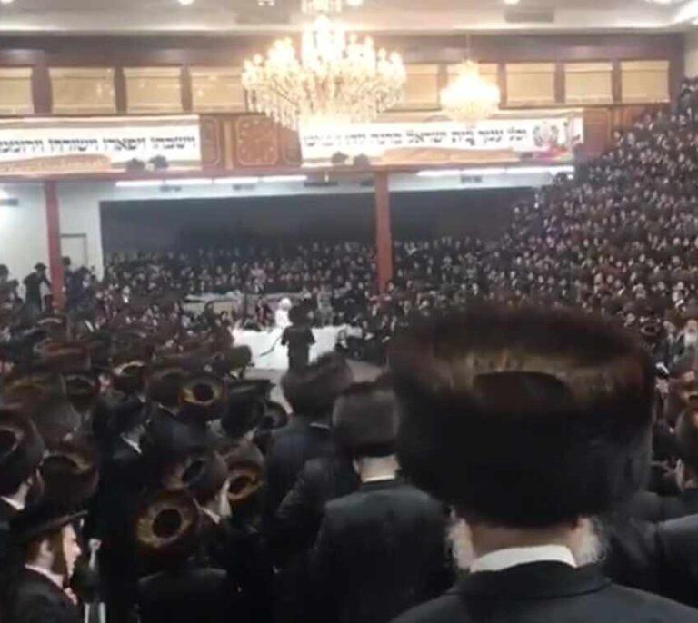 Una comunidad religiosa consigue organizar en secreto una boda para más de 7.000 invitados