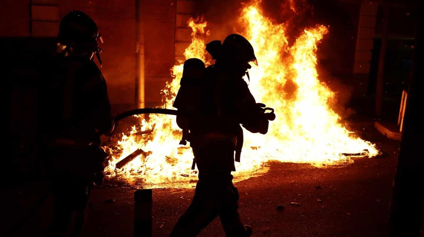 Miembros del cuerpo de bomberos se personan en las calles de Madrid tras las protestas del sábado.