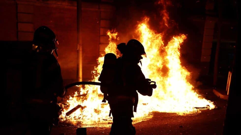 Miembros del cuerpo de bomberos se personan en las calles de Madrid tras las protestas del sábado.