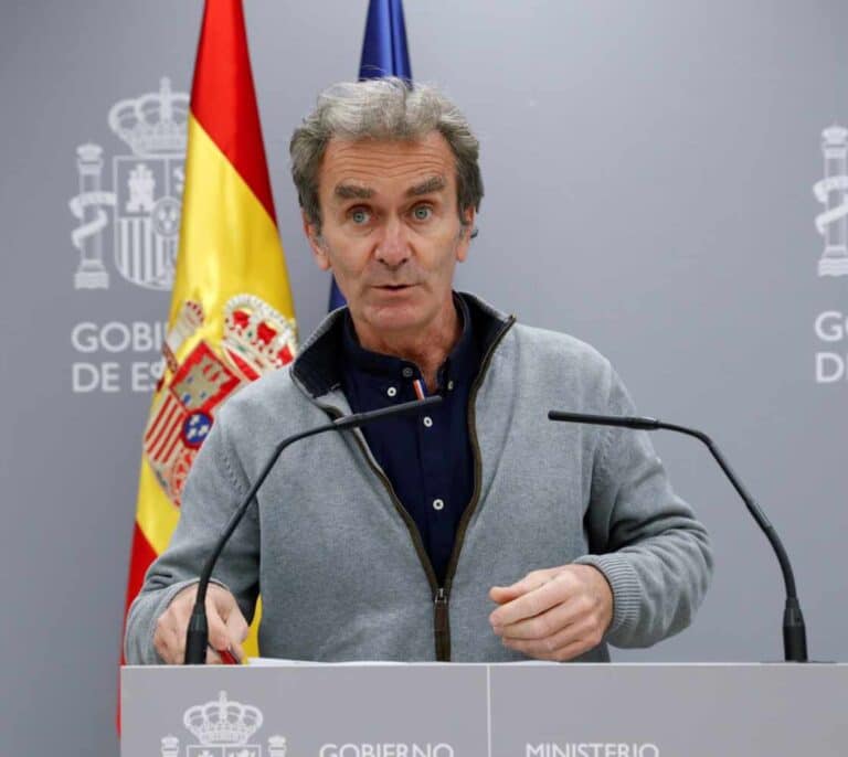 Simón dice que "no compensa" hacer PCR a los turistas un día después de que el Gobierno lo imponga
