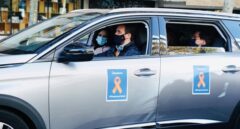 Casado, Ayuso y Almeida comparten coche en la manifestación contra la Ley Celaá
