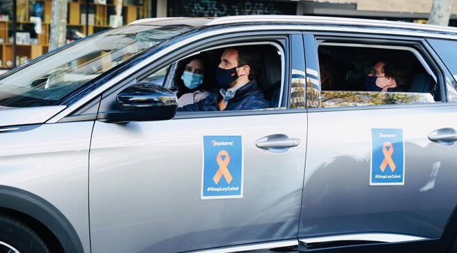 Casado, Díaz Ayuso y Martínez Almeida, en el coche durante la manifestación contra la Ley Celaá.