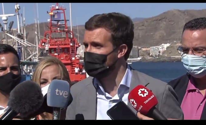 Pablo Casado, en el Muelle de Arguineguín (Gran Canaria).
