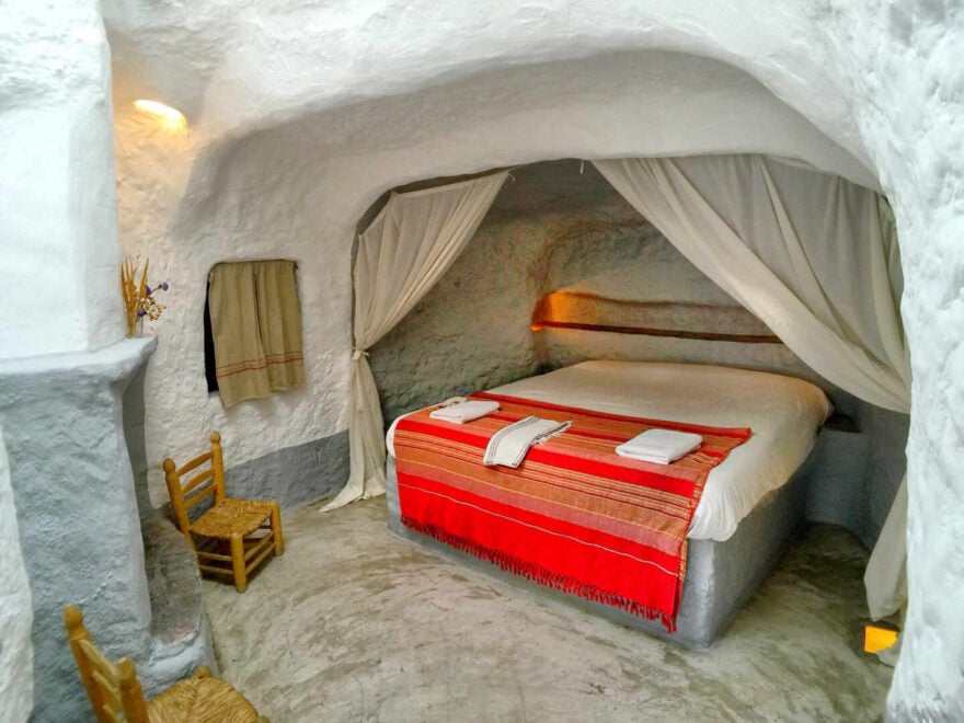 Habitación de un hotel en una cueva del Geoparque de Granada.