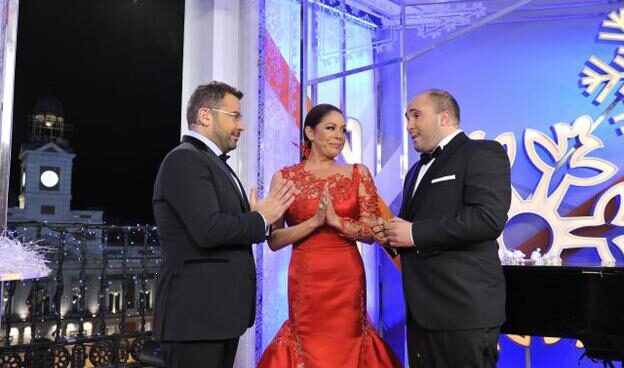 Jorge Javier Vázquez, Isabel Pantoja y Kiko Rivera en las campanadas de 2011.